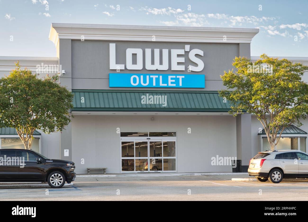 Houston, Texas USA 08-30-2023: Außenfassade des Lowes Outlet und Parkplatz in Houston, TX. Heimwerker-Einzelhandelsunternehmen in den USA und Kanada. Stockfoto