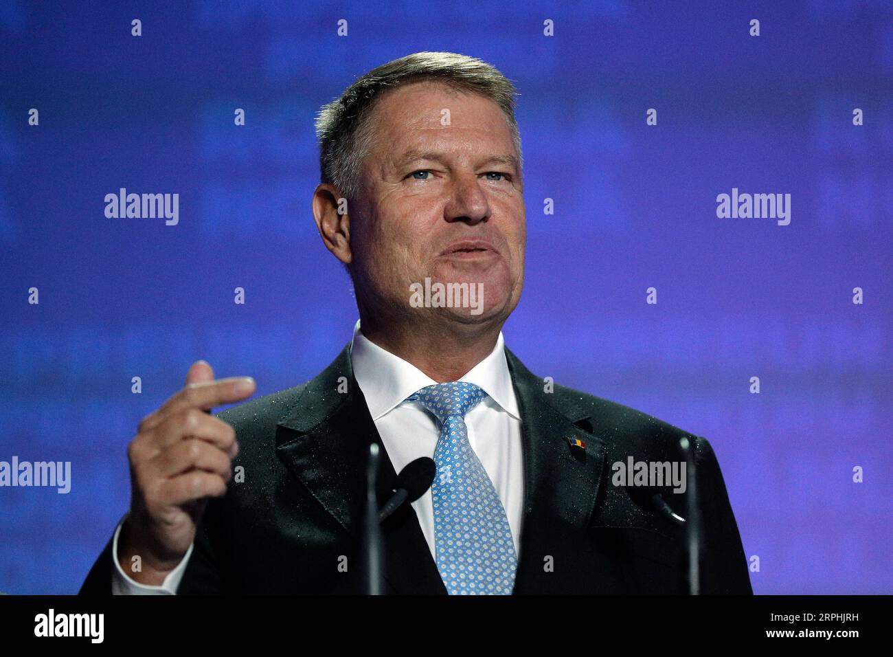 191110 -- BUKAREST, 10. November 2019 Xinhua -- der rumänische Präsident Klaus Iohannis spricht am 10. November 2019 vor den Medien in Bukarest, Rumänien. Ausstiegsumfragen zeigten, dass der amtierende rumänische Präsident Klaus Iohannis in der ersten Runde der Präsidentschaftswahlen am Sonntag anderen Kandidaten voraus ist und 39 Prozent der Stimmen gewinnt. Foto von Cristian Cristel/Xinhua RUMÄNIEN-BUKAREST-PRÄSIDENTSCHAFTSWAHLEN PUBLICATIONxNOTxINxCHN Stockfoto