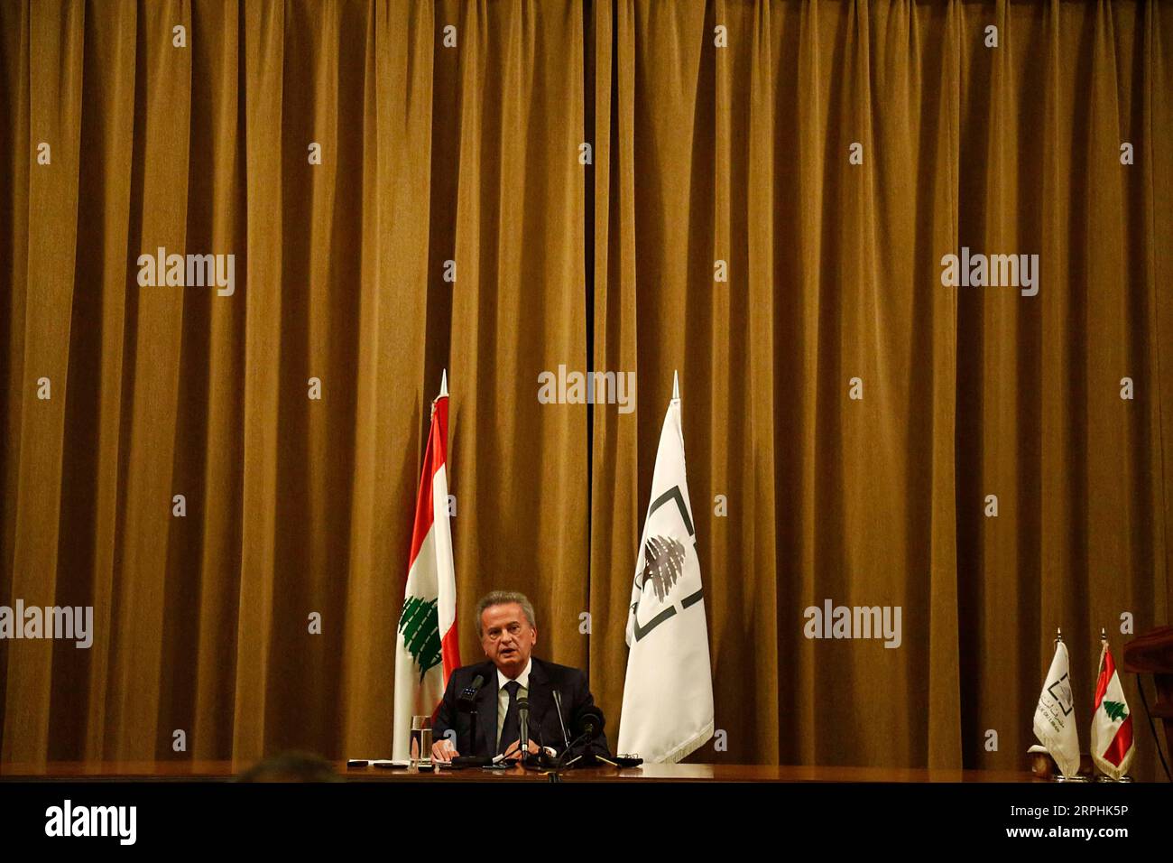 191111 -- BEIRUT, 11. November 2019 Xinhua -- der libanesische Zentralbankgouverneur Riad Salameh nimmt am 11. November 2019 an einer Pressekonferenz in Beirut, Libanon, Teil. Zentralbankgouverneur Riad Salameh versicherte am Montag, dass Einlagen in den libanesischen Banken sicher sind und es keine Kapitalkontrolle geben wird. Foto von Bilal Jawich/Xinhua LIBANON-BEIRUT-ZENTRALBANK-GOUVERNEUR-PRESSE-KONFERENZ PUBLICATIONxNOTxINxCHN Stockfoto