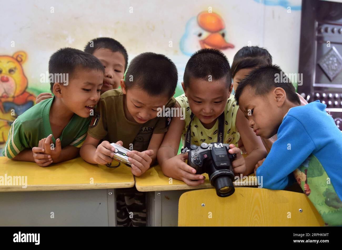 191112 -- DAHUA, 12. November 2019 -- Studenten verwenden Kameras, die ihnen als Geschenke in der Nongyong Primary School im Dorf Nongyong der Gemeinde Bansheng, Dahua Yao Autonomous County, südchinesische autonome Region Guangxi Zhuang, 1. September 2016 gespendet wurden. Die lokale Regierung hat in den letzten Jahren viele Maßnahmen zur Armutsbekämpfung durchgeführt und mehr als 5 Millionen Yuan in rund 713.970 US-Dollar investiert, um die Nongyong Primary School umzugestalten und auszubauen. Neben dem neuen Lehrgebäude, dem Schlafsaal, der Kantine und den Toiletten gibt es viele moderne Einrichtungen wie Multimedia-Unterricht und einen Raum für Vokalmusik Stockfoto