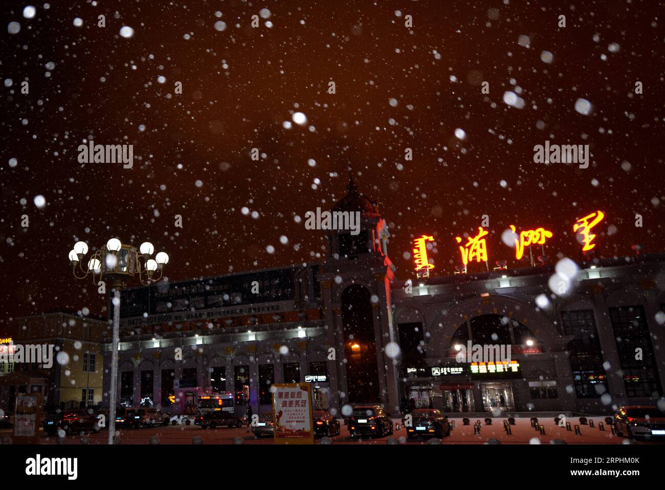 191112 -- MANZHOULI, 12. November 2019 -- Ein Schneefall traf Manzhouli, Nordchinas Autonome Region Innere Mongolei, 12. November 2019. CHINA-INNERE MONGOLEI-MANZHOULI-SCHNEEFALL CN XUXQIN PUBLICATIONXNOTXINXCHN Stockfoto