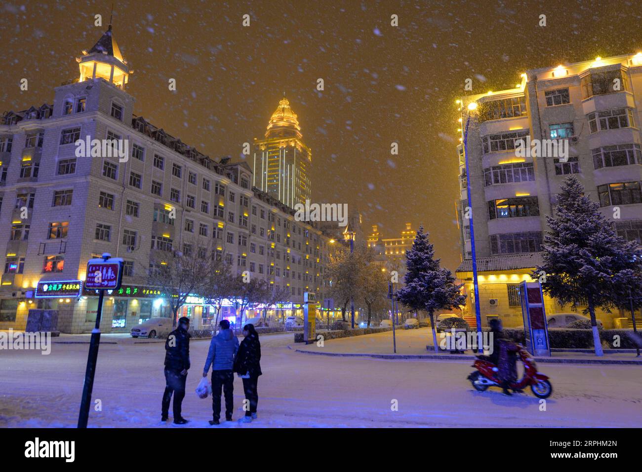 191112 -- MANZHOULI, 12. November 2019 -- Ein Schneefall traf Manzhouli, Nordchinas Autonome Region Innere Mongolei, 12. November 2019. CHINA-INNERE MONGOLEI-MANZHOULI-SCHNEEFALL CN XUXQIN PUBLICATIONXNOTXINXCHN Stockfoto