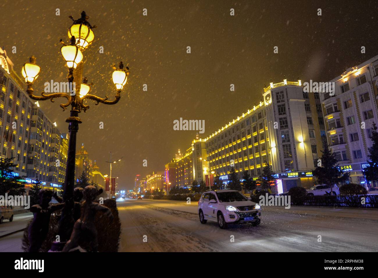 191112 -- MANZHOULI, 12. November 2019 -- Ein Schneefall traf Manzhouli, Nordchinas Autonome Region Innere Mongolei, 12. November 2019. CHINA-INNERE MONGOLEI-MANZHOULI-SCHNEEFALL CN XUXQIN PUBLICATIONXNOTXINXCHN Stockfoto