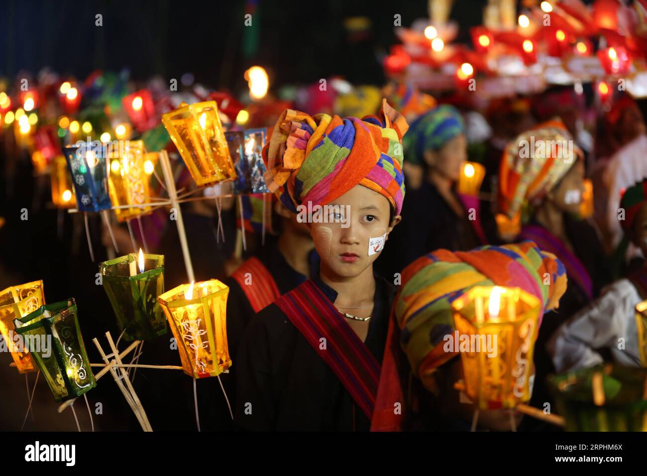 191113 -- KALAW MYANMAR, 13. November 2019 -- Menschen nehmen an der Feier des Tazaungdaing Festivals in der Kalaw Township, Shan State of Myanmar, 12. November 2019 Teil. Myanmar feierte sein traditionelles Tazaungdaing-Festival am Vollmondtag von Tazaungmone, dem achten Monat des Myanmar-Kalenders am Montag. Im Rahmen des Tazaungdaing Festivals veranstaltete Kalaw im Shan-Staat Myanmars das traditionelle Mee-Shaw-Dine Fire-Pole Festival. Foto von /Xinhua MYANMAR-KALAW-TAZAUNGDAING FESTIVAL UxAung PUBLICATIONxNOTxINxCHN Stockfoto
