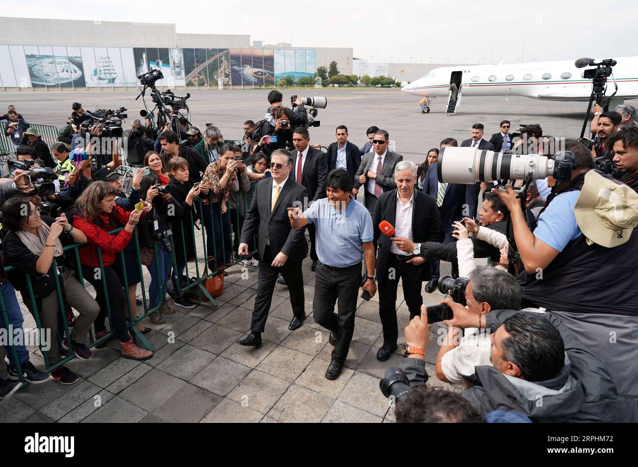 191112 -- MEXIKO-STADT, 12. November 2019 -- Evo Morales C kommt am 12. November 2019 am Flughafen in Mexiko-Stadt, der Hauptstadt Mexikos, an. Evo Morales, dem von der mexikanischen Regierung politisches Asyl angeboten worden war, nachdem er seinen Rücktritt als bolivianischer Präsident angekündigt hatte, kam am Dienstag in Mexiko-Stadt an. MEXIKO-MEXIKO CITY-EVO MORALES-ARRIVAL DAVIDXDEXLAXPAZ PUBLICATIONXNOTXINXCHN Stockfoto