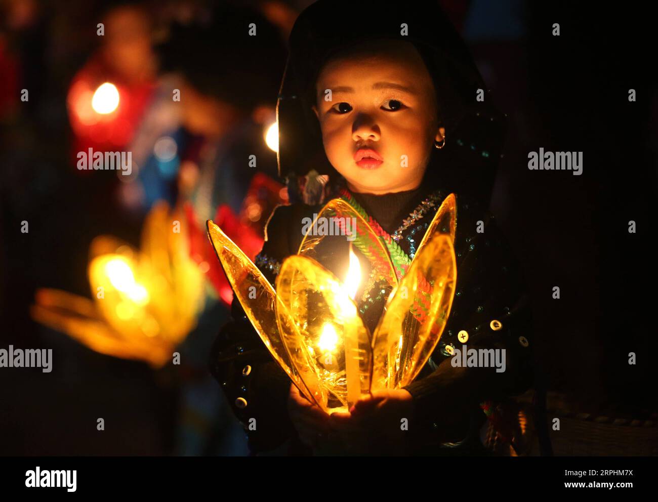 191113 -- KALAW MYANMAR, 13. November 2019 -- Ein Kind nimmt an der Feier des Tazaungdaing Festivals in der Kalaw Township, Shan State of Myanmar, 12. November 2019 Teil. Myanmar feierte sein traditionelles Tazaungdaing-Festival am Vollmondtag von Tazaungmone, dem achten Monat des Myanmar-Kalenders am Montag. Im Rahmen des Tazaungdaing Festivals veranstaltete Kalaw im Shan-Staat Myanmars das traditionelle Mee-Shaw-Dine Fire-Pole Festival. Foto von /Xinhua MYANMAR-KALAW-TAZAUNGDAING FESTIVAL UxAung PUBLICATIONxNOTxINxCHN Stockfoto