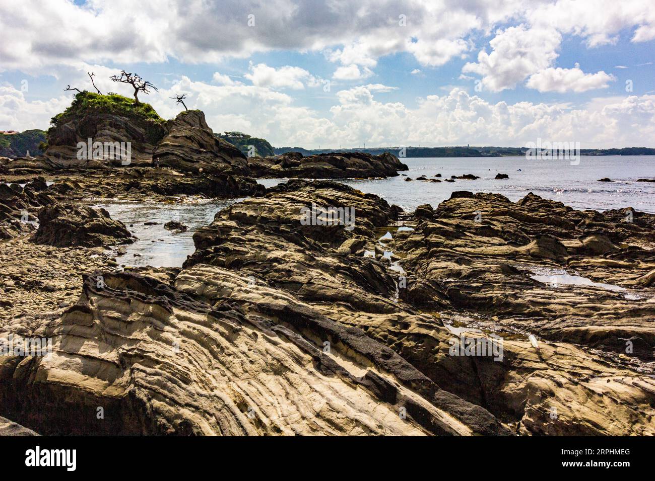Arasaki Park Benten Island - Arasaki ist eine wunderschöne felsige Küste, die von den Kräften der Natur geschaffen wurde. Das Sunset Hill Observatory bietet einen Blick auf den Fuj Stockfoto