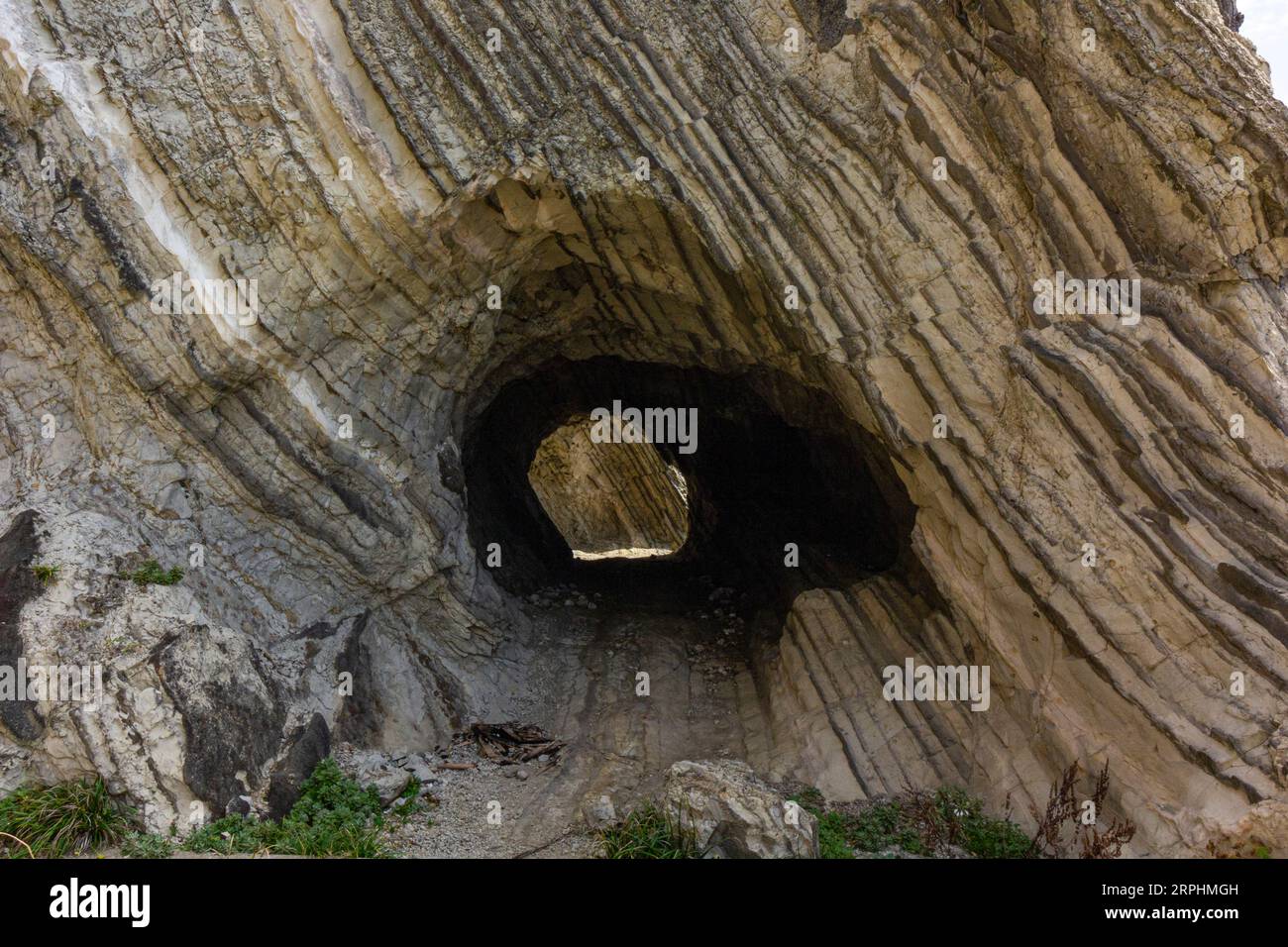 Arasaki Park Cave - Arasaki ist eine wunderschöne felsige Küste, die von den Kräften der Natur geschaffen wurde. Das Sunset Hill Observatory bietet einen Blick auf den Fuji und den Stockfoto