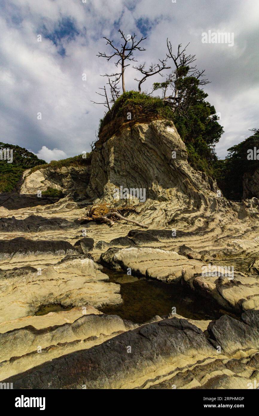 Arasaki Park Benten Island - Arasaki ist eine wunderschöne felsige Küste, die von den Kräften der Natur geschaffen wurde. Das Sunset Hill Observatory bietet einen Blick auf den Fuj Stockfoto