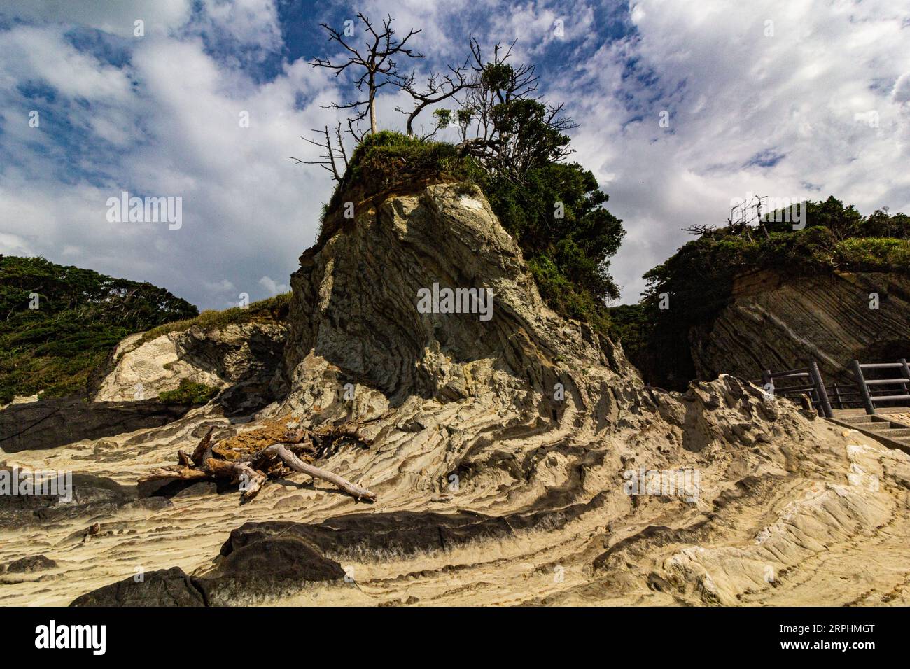 Arasaki Park Benten Island - Arasaki ist eine wunderschöne felsige Küste, die von den Kräften der Natur geschaffen wurde. Das Sunset Hill Observatory bietet einen Blick auf den Fuj Stockfoto