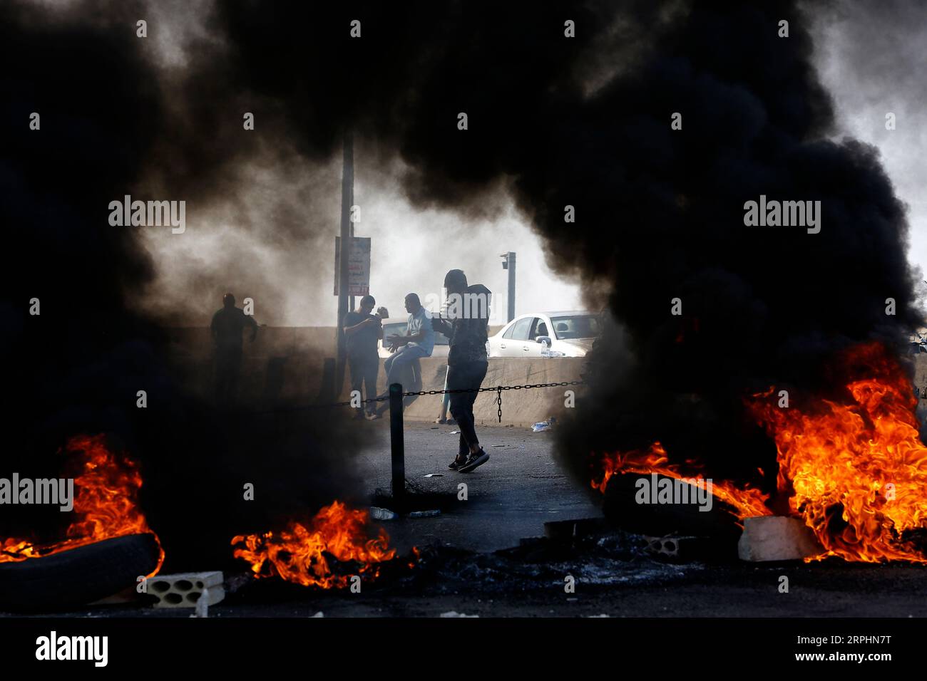 191113 -- BEIRUT, 13. November 2019 Xinhua -- Demonstranten verbrennen am 13. November 2019 Reifen, um die Straße in Khaldeh, südlich des Libanon, zu blockieren. Tausende libanesische Demonstranten blockierten am Mittwoch die Straßen im ganzen Libanon, um ihre Empörung über die Äußerungen von Präsident Michel Aoun in einem Fernsehinterview einen Tag zuvor und den Tod eines Demonstranten in Khaldeh, südlich des Libanon, zum Ausdruck zu bringen, berichtete die nationale Nachrichtenagentur. Foto von Bilal Jawich/Xinhua LIBANON-LANDESWEITE PROTESTE PUBLICATIONxNOTxINxCHN Stockfoto