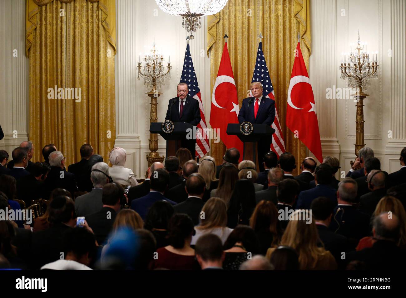 191114 -- WASHINGTON D.C., 14. November 2019 -- US-Präsident Donald Trump R und der türkische Präsident Recep Tayyip Erdogan nahmen am 13. November 2019 an einer gemeinsamen Pressekonferenz im Weißen Haus in Washington D.C. Teil. Donald Trump und Recep Tayyip Erdogan konnten sich bei ihrem Treffen am Mittwoch im Weißen Haus nicht auf wichtige bilaterale Differenzen einigen. Foto: /Xinhua US-WASHINGTON D.C.-TRUMP-TÜRKISCHE PRÄSIDENT-PRESSEKONFERENZ TingxShen PUBLICATIONxNOTxINxCHN Stockfoto