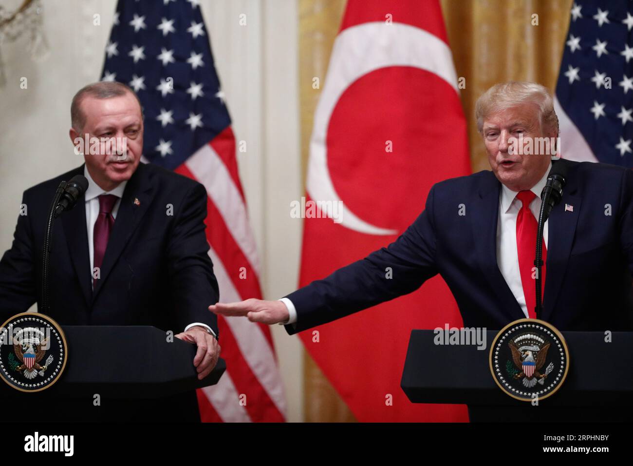 191114 -- WASHINGTON D.C., 14. November 2019 -- US-Präsident Donald Trump R und der türkische Präsident Recep Tayyip Erdogan nahmen am 13. November 2019 an einer gemeinsamen Pressekonferenz im Weißen Haus in Washington D.C. Teil. Donald Trump und Recep Tayyip Erdogan konnten sich bei ihrem Treffen am Mittwoch im Weißen Haus nicht auf wichtige bilaterale Differenzen einigen. Foto: /Xinhua US-WASHINGTON D.C.-TRUMP-TÜRKISCHE PRÄSIDENT-PRESSEKONFERENZ TingxShen PUBLICATIONxNOTxINxCHN Stockfoto