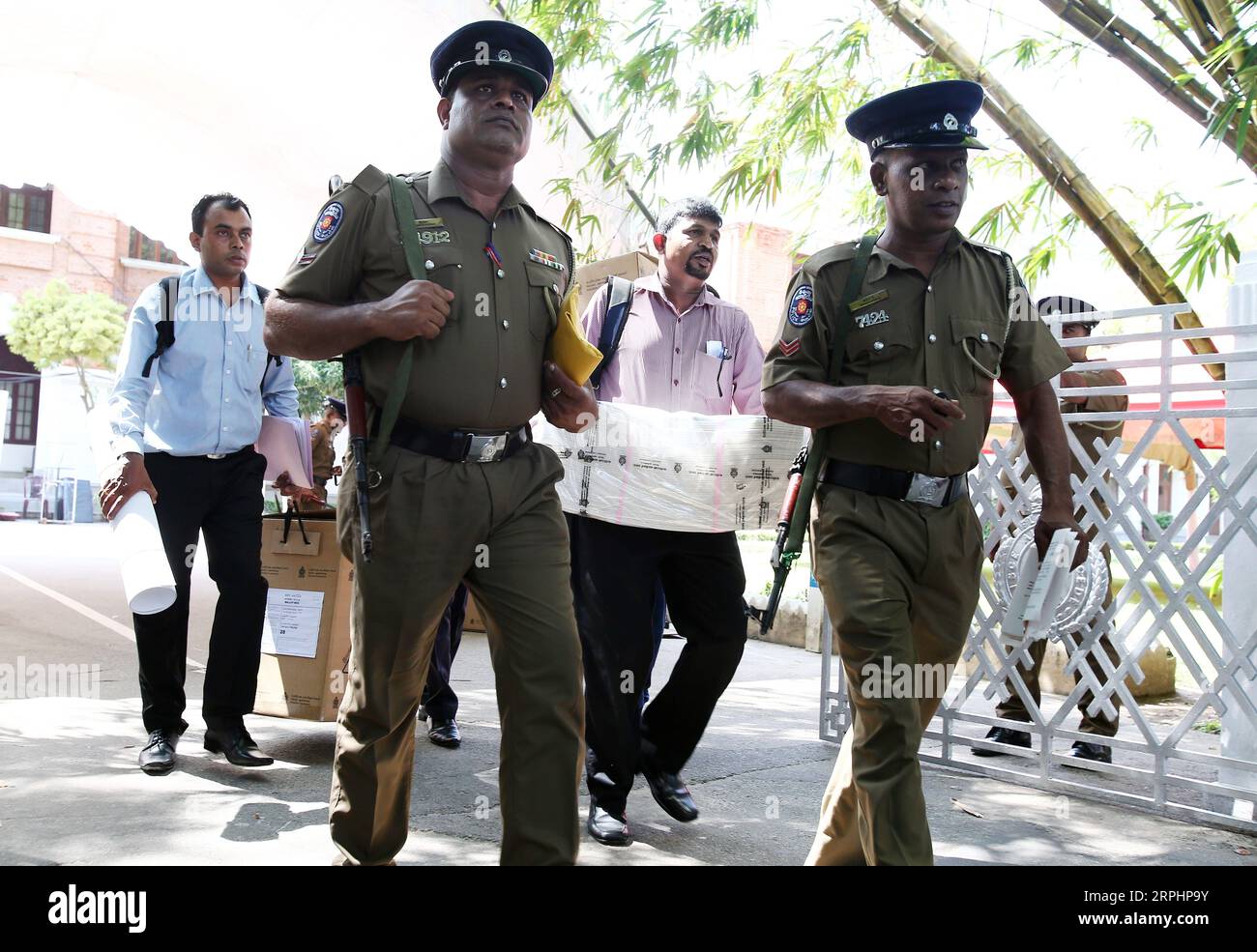 191115 -- COLOMBO, 15. November 2019 Xinhua -- Beamte der Sri-lankischen Wahlkommission und Polizeibeamte bereiten sich darauf vor, Stimmzettel an Wahllokale in Colombo, Sri Lanka, am 15. November 2019 zu verteilen. Insgesamt 35 Kandidaten werden am Samstag an den Präsidentschaftswahlen in Sri Lanka teilnehmen. Schätzungsweise 16 Millionen Menschen werden wahlberechtigt sein. Foto: Ajith Perera/Xinhua SRI LANKA-COLOMBO-PRESIDENCIAL ELECTION PUBLICATIONxNOTxINxCHN Stockfoto