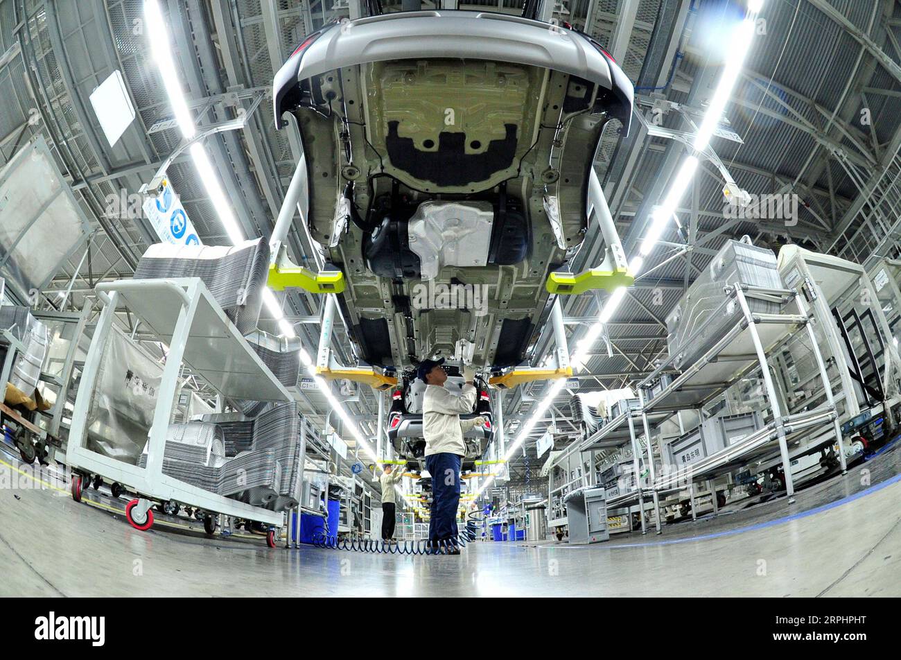 191116 -- CANGZHOU, 16. November 2019 Xinhua -- Menschen arbeiten im Cangzhou-Werk der Pekinger Hyundai-Firma in der Stadt Cangzhou, nordchinesische Provinz Hebei, 15. November 2019. Das Pekinger Hyundai-Werk in Cangzhou, das erste Werk des Hyundai-Unternehmens außerhalb Pekings, wurde im Oktober 2016 in Betrieb genommen. Bis zum Oktober dieses Jahres hat das Werk über 430.000 Autos produziert und verkauft und einen Produktionswert von 34 Milliarden Yuan von etwa 4,85 Milliarden US-Dollar erzielt. Xinhua/Mu Yu CHINA-HEBEI-CANGZHOU-HYUNDAI-FACTORY CN PUBLICATIONxNOTxINxCHN Stockfoto