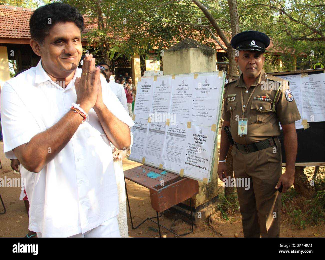 191116 -- HAMBANTOTA, 16. November 2019 -- der stellvertretende Vorsitzende der United National Party UNP und des Präsidentschaftskandidaten der New Democratic Front Sajith Premadasa in Sri Lanka, wird am 16. November 2019 in einer Wahlstation gesehen, nachdem er seine Stimme in Hambantota, Sri Lanka, abgegeben hat. Die Wahlbeteiligung bei den Präsidentschaftswahlen in Sri Lanka erreichte am Samstag um 14 Uhr Ortszeit 70 Prozent, sagten die Wahlhelfer. Foto: A.HAPUARACCHCI/Xinhua SRI LANKA-HAMBANTOTA-PRÄSIDENTSCHAFTSWAHLEN A.HAPUARACHCH PUBLICATIONxNOTxINxCHN Stockfoto