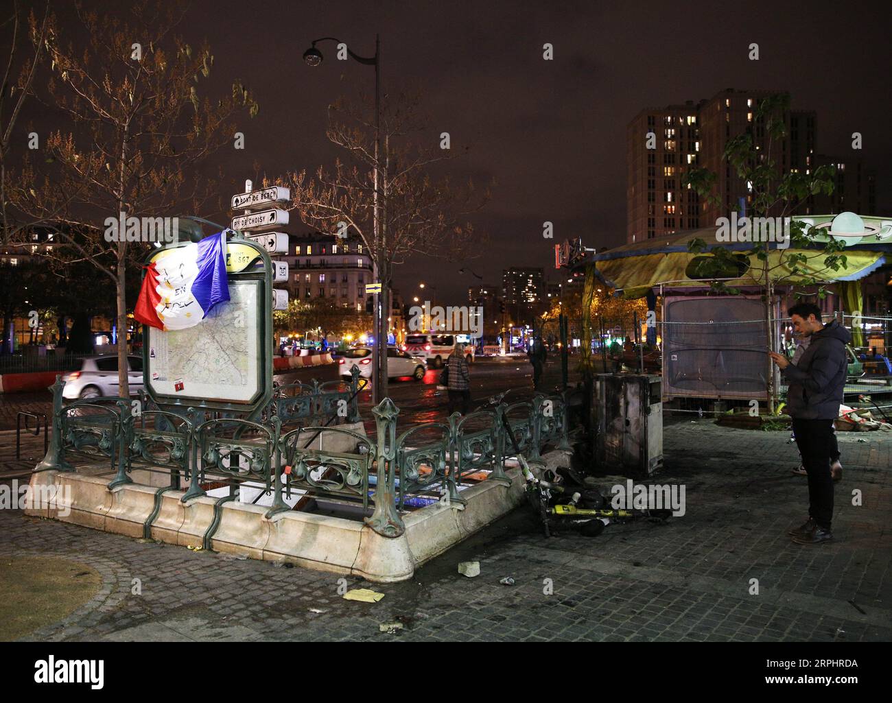 191117 -- PARIS, 17. November 2019 -- der U-Bahn-Eingang des Place d Italie ist nach der Gelbwesten-Demonstration im 13. Arrondissement, Paris, Frankreich, 16. November 2019 zu sehen. Am Samstag brach in Paris Gewalt aus, als die Yellow Vests Bewegung eine neue Aktion inszenierte, um ihren ersten Jahrestag zu feiern, während die sozialen Unruhen über die Wirtschaftsreformen von Präsident Emmanuel Macron andauerten. FRANKREICH-PARIS-GELBE WESTE-JUBILÄUM GaoxJing PUBLICATIONxNOTxINxCHN Stockfoto