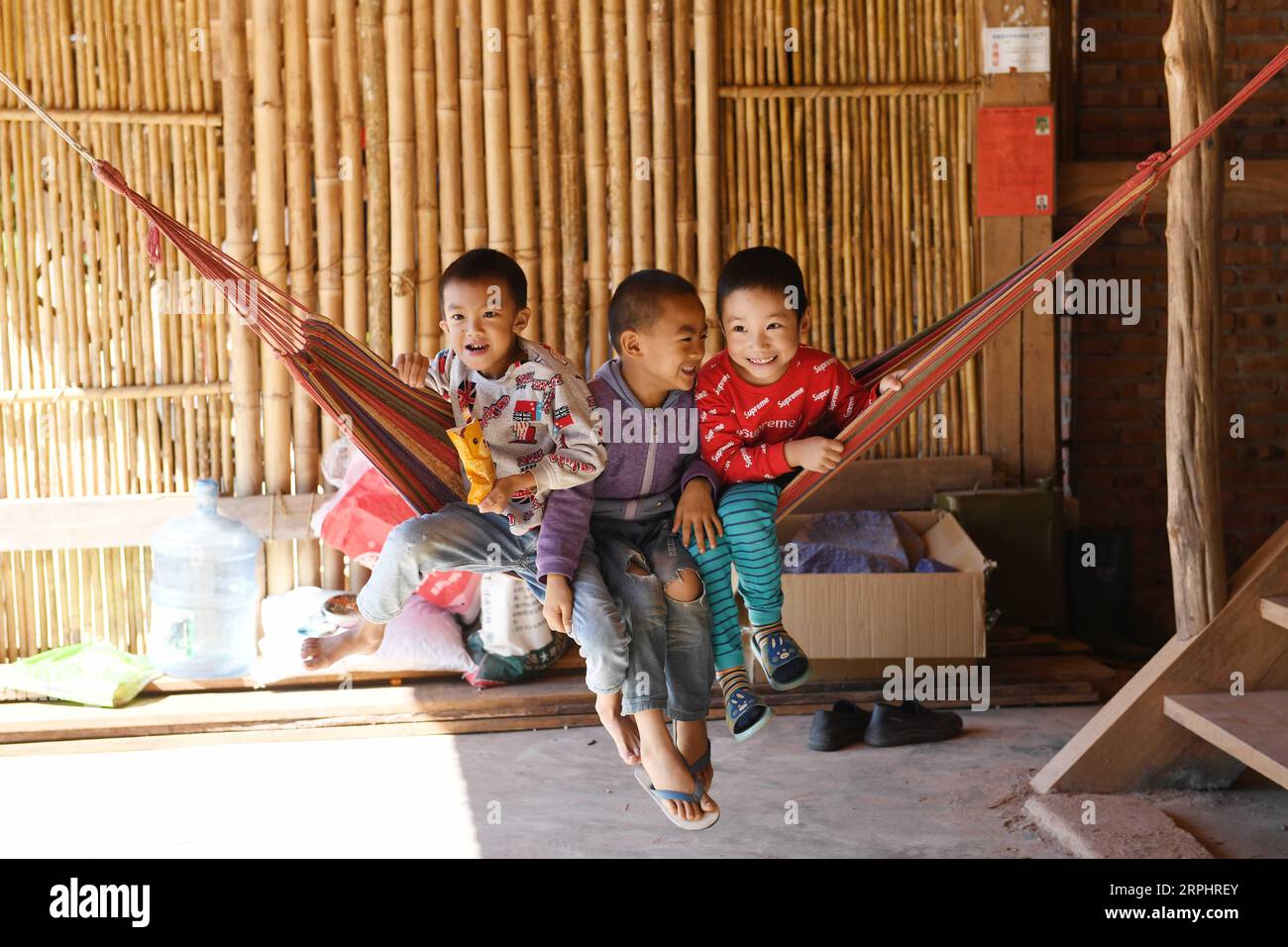 191117 -- MENGLA, 17. November 2019 -- Kinder spielen außerhalb des Hauses in der hebischen Dorfgruppe in der Stadt Mengban im Mengla County, Südwestchinesische Provinz Yunnan, 16. November 2019. Die 60 Familien der Yao-ethnischen Gruppe in der Hebischen Dorfgruppe lebten unter schlechten Bedingungen in der abgelegenen Bergregion. In den letzten Jahren wurden die Häuser, die Wasser- und Stromversorgung und die Straßen hier mit Hilfe von Kommunen und Unternehmen umfassend modernisiert. CHINA-YUNNAN-MENGLA-ARMUTSBEKÄMPFUNG CN YANGXZONGYOU PUBLICATIONXNOTXINXCHN Stockfoto