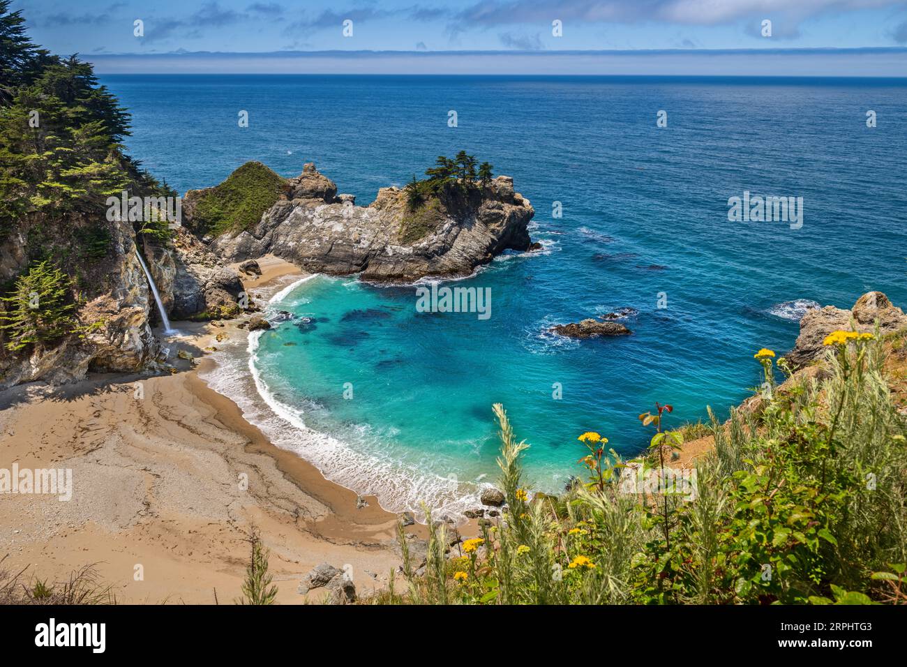 McWay Falls entlang der Küste von Big Sur im Julia Pfeiffer Burns State Park, Kalifornien. Eines von wenigen, das ins Meer fällt, es ist unglaublich landschaftlich schön Stockfoto