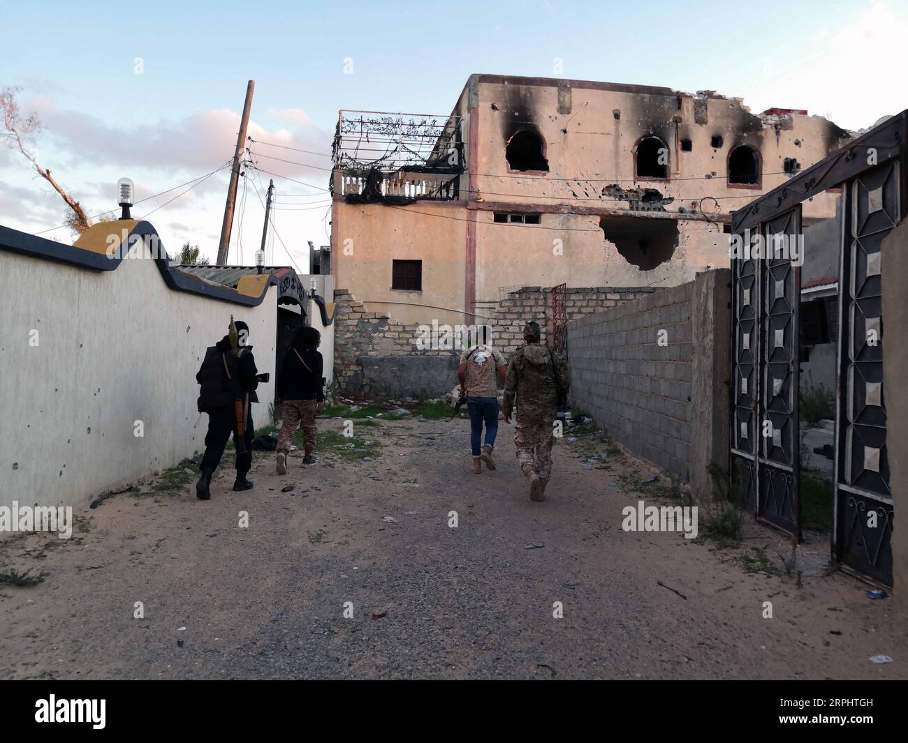 191117 -- TRIPOLI, 17. November 2019 Xinhua -- Kämpfer der von den Vereinten Nationen unterstützten libyschen Regierungstruppen werden am 17. November 2019 im Süden von Tripolis, Libyen, gesehen. Die Streitkräfte der von den Vereinten Nationen unterstützten Regierung haben am Sonntag gewaltsame Auseinandersetzungen gegen die im Osten stationierte Armee in der Region Ain Zara im Süden von Tripolis geführt. Foto von Hamza Turkia/Xinhua LIBYEN-TRIPOLI-KONFLIKT PUBLICATIONxNOTxINxCHN Stockfoto