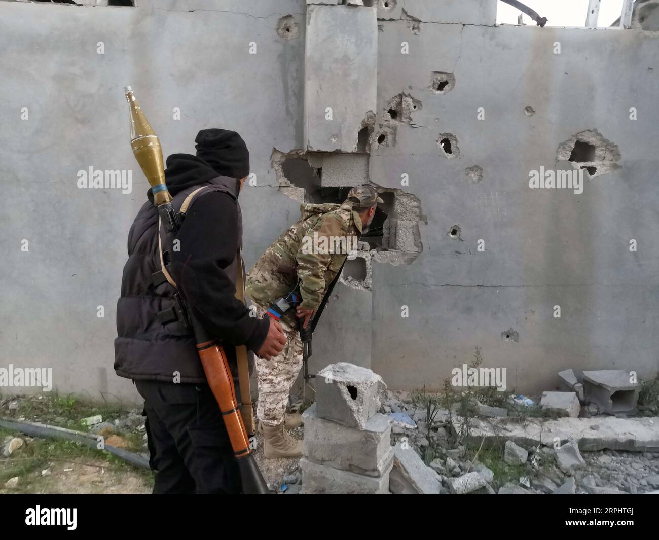 191117 -- TRIPOLI, 17. November 2019 Xinhua -- Kämpfer der von den Vereinten Nationen unterstützten libyschen Regierungstruppen werden am 17. November 2019 im Süden von Tripolis, Libyen, gesehen. Die Streitkräfte der von den Vereinten Nationen unterstützten Regierung haben am Sonntag gewaltsame Auseinandersetzungen gegen die im Osten stationierte Armee in der Region Ain Zara im Süden von Tripolis geführt. Foto von Hamza Turkia/Xinhua LIBYEN-TRIPOLI-KONFLIKT PUBLICATIONxNOTxINxCHN Stockfoto