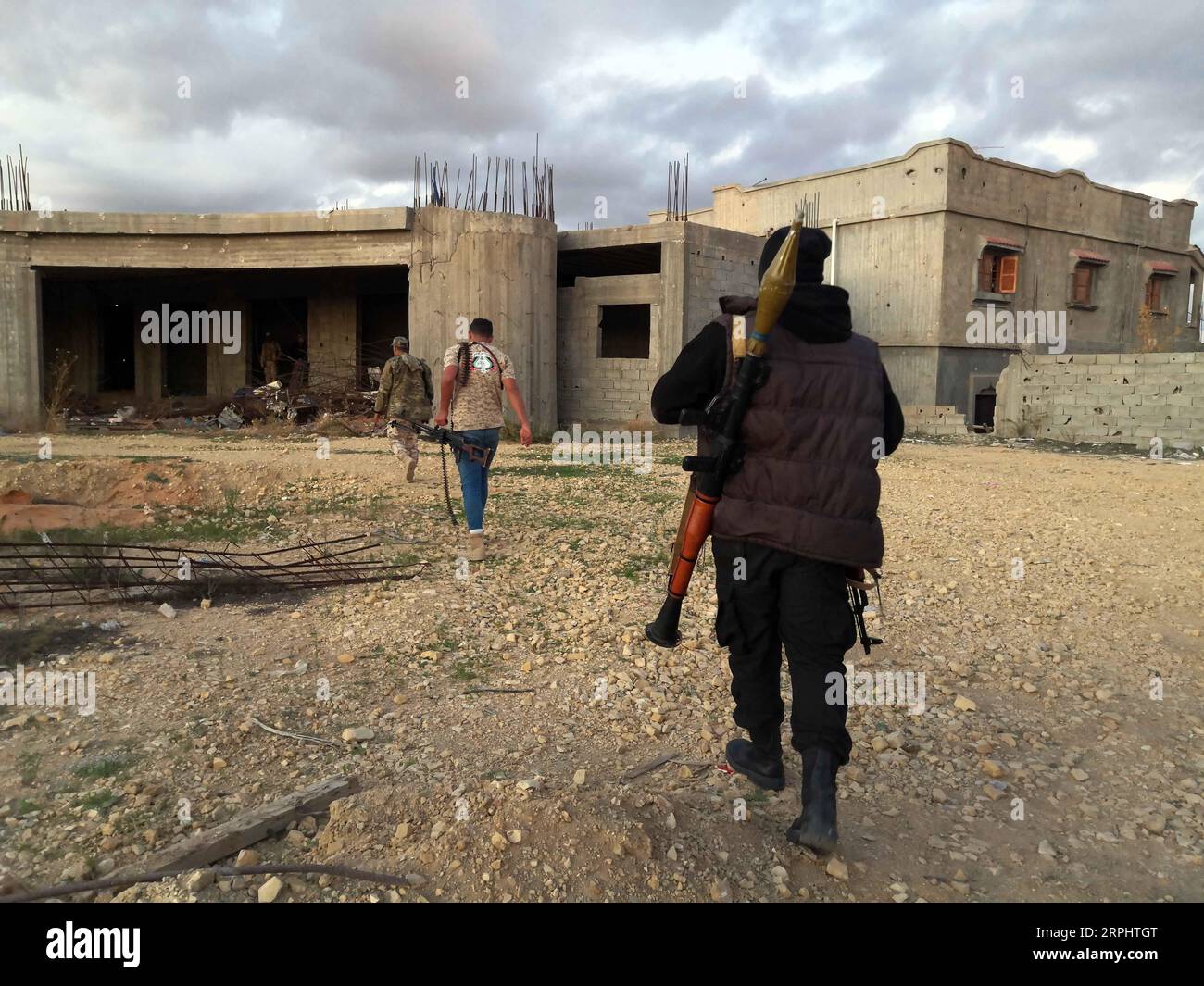 191117 -- TRIPOLI, 17. November 2019 Xinhua -- Kämpfer der von den Vereinten Nationen unterstützten libyschen Regierungstruppen werden am 17. November 2019 im Süden von Tripolis, Libyen, gesehen. Die Streitkräfte der von den Vereinten Nationen unterstützten Regierung haben am Sonntag gewaltsame Auseinandersetzungen gegen die im Osten stationierte Armee in der Region Ain Zara im Süden von Tripolis geführt. Foto von Hamza Turkia/Xinhua LIBYEN-TRIPOLI-KONFLIKT PUBLICATIONxNOTxINxCHN Stockfoto