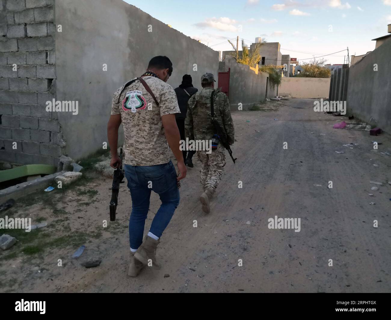 191117 -- TRIPOLI, 17. November 2019 Xinhua -- Kämpfer der von den Vereinten Nationen unterstützten libyschen Regierungstruppen werden am 17. November 2019 im Süden von Tripolis, Libyen, gesehen. Die Streitkräfte der von den Vereinten Nationen unterstützten Regierung haben am Sonntag gewaltsame Auseinandersetzungen gegen die im Osten stationierte Armee in der Region Ain Zara im Süden von Tripolis geführt. Foto von Hamza Turkia/Xinhua LIBYEN-TRIPOLI-KONFLIKT PUBLICATIONxNOTxINxCHN Stockfoto