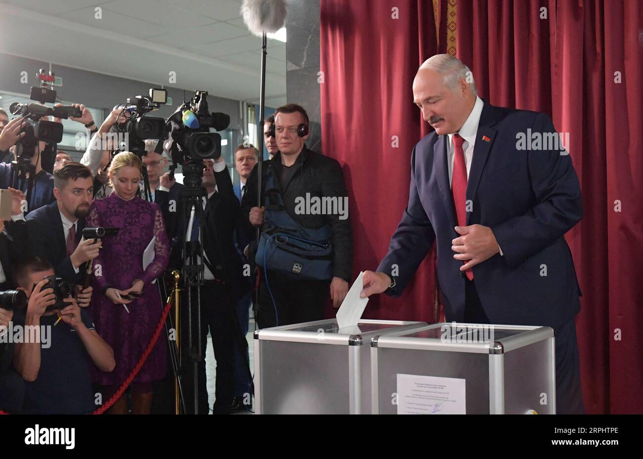 Nachrichten Bilder des Tages Nachrichten Themen der Woche KW46 191118 -- PEKING, 18. November 2019 -- der belarussische Präsident Alexander Lukaschenko gibt am 17. November 2019 seine Stimme in einem Wahllokal in Minsk, Belarus, ab. Belarus begann am Sonntag mit der Abstimmung, um Mitglieder des Unterhauses des parlaments auszuwählen. Via Xinhua XINHUA FOTOS DES TAGES BelarusianxTelegraphxAgency PUBLICATIONxNOTxINxCHN Stockfoto