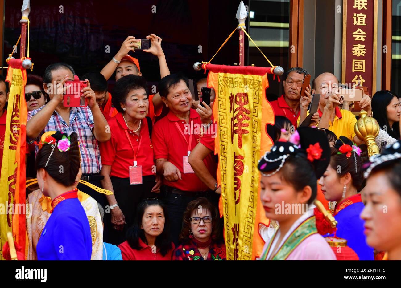 191118 -- PEKING, 18. Nov. 2019 -- Foto aufgenommen am 15. Nov. 2019 zeigt ein Ritual, das zu Ehren der chinesischen Meeresgöttin Mazu in Bangkok, Thailand, abgehalten wird. Xinhua Schlagzeilen: Chinesische Meeresgöttin Mazu besucht Bangkok für kulturellen Austausch WeixPeiquan PUBLICATIONxNOTxINxCHN Stockfoto