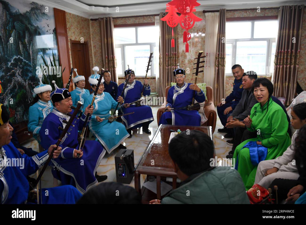 191118 -- HOHHOT, 18. November 2019 -- Mitglieder eines musikalischen Teams treten für lokale Hirten in Horqin Youyi Zhongqi, Nordchinas Innere Mongolei Autonome Region, 17. November 2019 auf. Um das Bewusstsein der Menschen für den Brandschutz zu fördern, bildeten einige Senioren freiwillig ein musikalisches Team und führten Haolaibao auf, eine Art mongolische Volkskunst, die in mongolischen Sprachen mit instrumentaler Begleitung gesungen wurde und mit dem Thema Brandschutz in Zusammenhang steht. Seit fast zehn Jahren hat das Team über 100 Haolaibao-Lieder mit der örtlichen Feuerwehr kreiert und etwa 1.000 Auftritte mongolischen Hirten und Far präsentiert Stockfoto