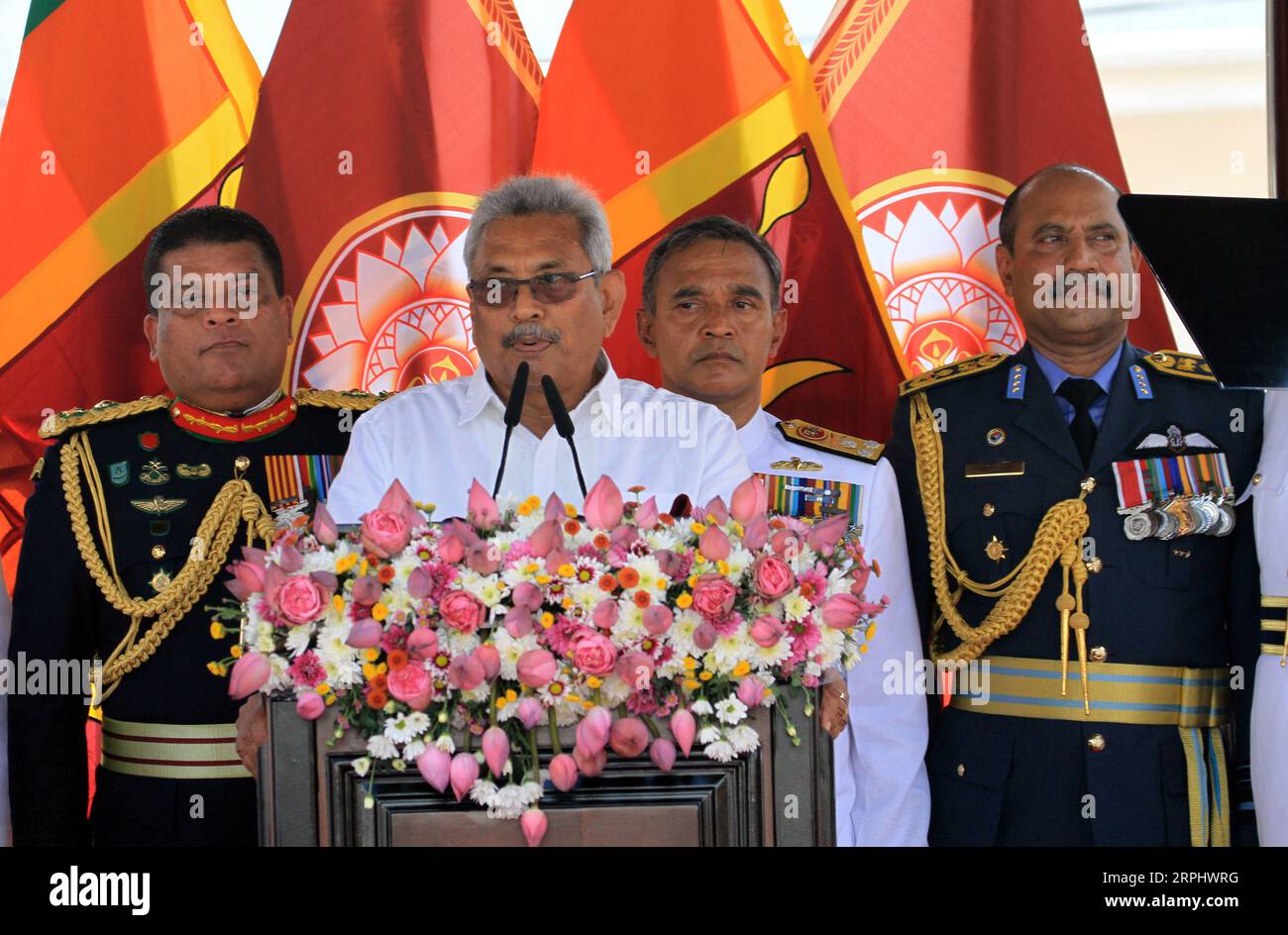 191118 -- COLOMBO, 18. November 2019 -- Sri Lankas neuer Präsident Gotabaya Rajapaksa spricht während seiner ersten Rede vor der Nation in Anuradhapura der Nordzentralprovinz, Sri Lanka, am 18. November 2019. Sri Lankas neuer Präsident Gotabaya Rajapaksa versprach am Montag, eine neutrale Außenpolitik beizubehalten und sich aus jedem Konflikt der Weltmächte fernzuhalten, kurz nachdem er den Eid als Präsident der Inselnation abgelegt hatte. Foto: /Xinhua SRI LANKA-ANURADHAPURA-NEW PRESIDENT ajithxperera PUBLICATIONxNOTxINxCHN Stockfoto