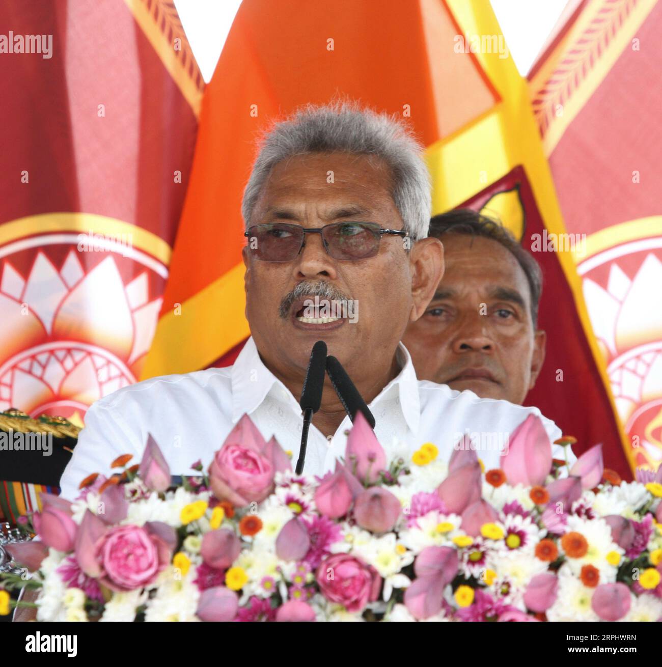 191118 -- COLOMBO, 18. November 2019 -- Sri Lankas neuer Präsident Gotabaya Rajapaksa spricht während seiner ersten Rede vor der Nation in Anuradhapura der Nordzentralprovinz, Sri Lanka, am 18. November 2019. Sri Lankas neuer Präsident Gotabaya Rajapaksa versprach am Montag, eine neutrale Außenpolitik beizubehalten und sich aus jedem Konflikt der Weltmächte fernzuhalten, kurz nachdem er den Eid als Präsident der Inselnation abgelegt hatte. Foto von A.hapuarachchi/Xinhua SRI LANKA-ANURADHAPURA-NEUER PRÄSIDENT ajithxperera PUBLICATIONxNOTxINxCHN Stockfoto