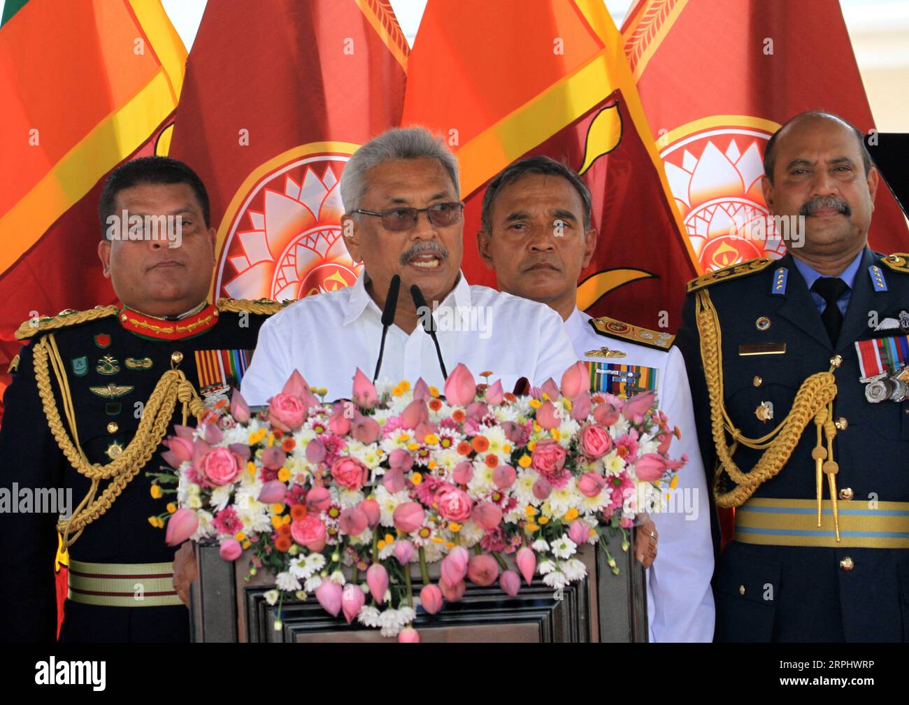 191118 -- COLOMBO, 18. November 2019 -- Sri Lankas neuer Präsident Gotabaya Rajapaksa spricht während seiner ersten Rede vor der Nation in Anuradhapura der Nordzentralprovinz, Sri Lanka, am 18. November 2019. Sri Lankas neuer Präsident Gotabaya Rajapaksa versprach am Montag, eine neutrale Außenpolitik beizubehalten und sich aus jedem Konflikt der Weltmächte fernzuhalten, kurz nachdem er den Eid als Präsident der Inselnation abgelegt hatte. Foto: /Xinhua SRI LANKA-ANURADHAPURA-NEW PRESIDENT ajithxperera PUBLICATIONxNOTxINxCHN Stockfoto