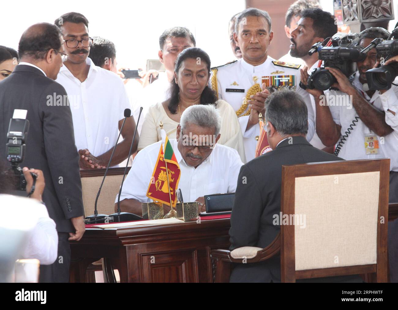 191118 -- COLOMBO, 18. November 2019 -- Gotabaya Rajapaksa unterzeichnet Dokumente, da er am 18. November 2019 als neuer Präsident in Anuradhapura der Nordzentralprovinz Sri Lanka vereidigt wird. Sri Lankas neuer Präsident Gotabaya Rajapaksa versprach am Montag, eine neutrale Außenpolitik beizubehalten und sich aus jedem Konflikt der Weltmächte fernzuhalten, kurz nachdem er den Eid als Präsident der Inselnation abgelegt hatte. Foto von A.hapuarachchi/Xinhua SRI LANKA-ANURADHAPURA-NEUER PRÄSIDENT ajithxperera PUBLICATIONxNOTxINxCHN Stockfoto