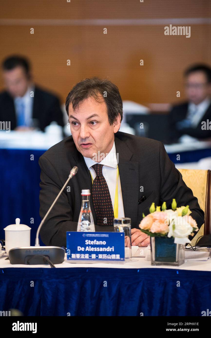 191118 -- SHANGHAI, 18. November 2019 -- Stefano de Alessandri, Chief Executive Officer der ANSA, spricht während der vierten Sitzung des World Media Summit WMS Präsidiums in Shanghai, Ostchina, 18. November 2019. Führende Vertreter von 13 weltweit renommierten Medienorganisationen sagten hier am Montag, dass die Ausweitung der Bemühungen zur Bekämpfung von Fake News eine Priorität der Medienbranche sein sollte. Hochrangige Führungskräfte der Medienorganisationen aus 11 Ländern äußerten sich auf der vierten Sitzung des Weltmediengipfels WMS-Präsidiums. CHINA-SHANGHAI-WORLD MEDIA SUMMIT-PRESIDIUM MEETING CN ZHANGXHAOFU PUBLICATIONXNOTXINXCHN Stockfoto