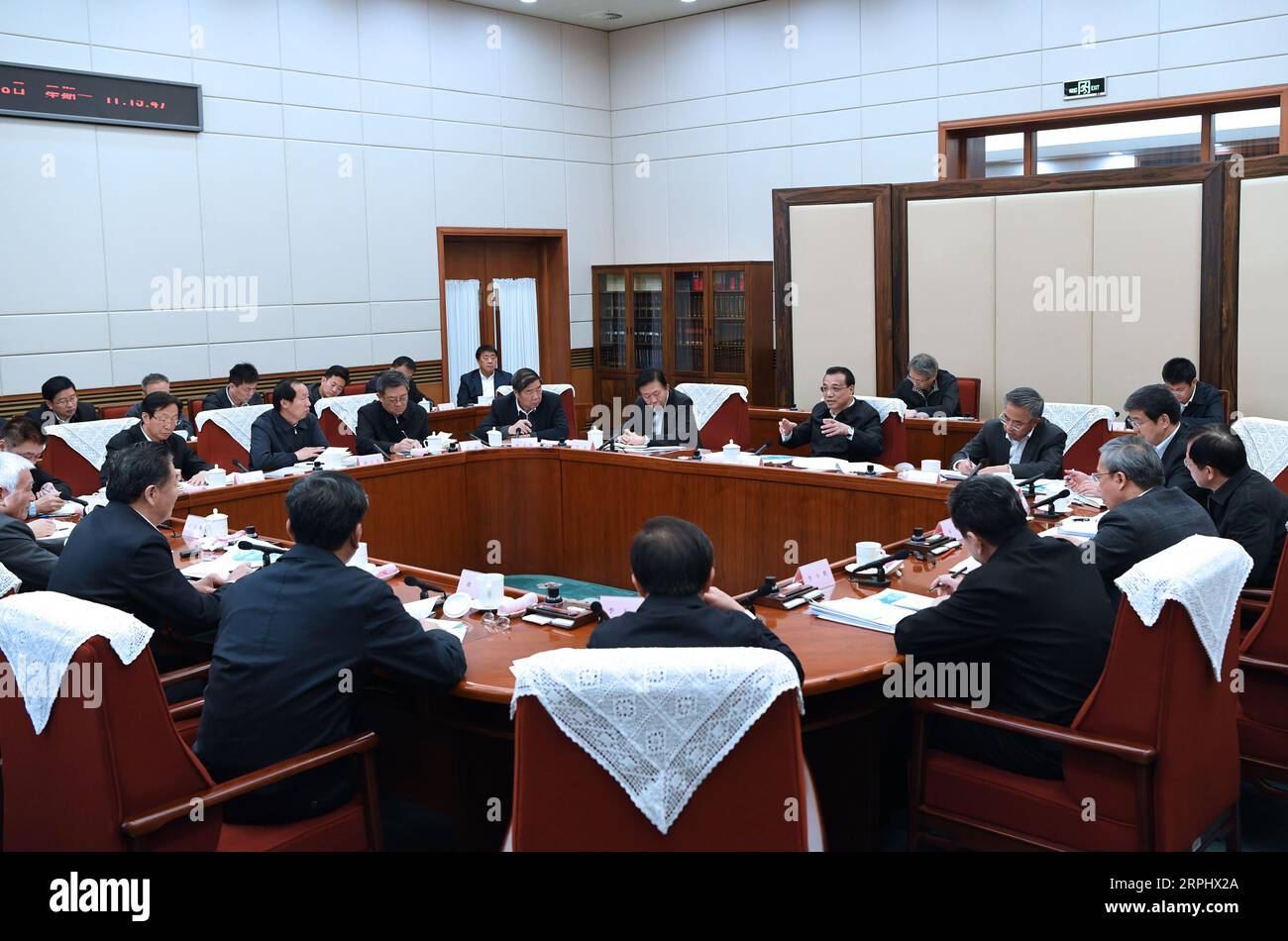 191118 -- PEKING, 18. November 2019 -- der chinesische Ministerpräsident Li Keqiang, ebenfalls Mitglied des Ständigen Ausschusses des Politischen Büros des Zentralkomitees der Kommunistischen Partei Chinas, führt am 18. November 2019 in Peking, der Hauptstadt Chinas, den Vorsitz über eine Arbeitssitzung über Folgemaßnahmen zum Projekt zur Wasserumleitung von Süd nach Norden. CHINA-BEIJING-LI KEQIANG-WATER DIVERSION PROJECT-MEETING CN RAOXAIMIN PUBLICATIONXNOTXINXCHN Stockfoto