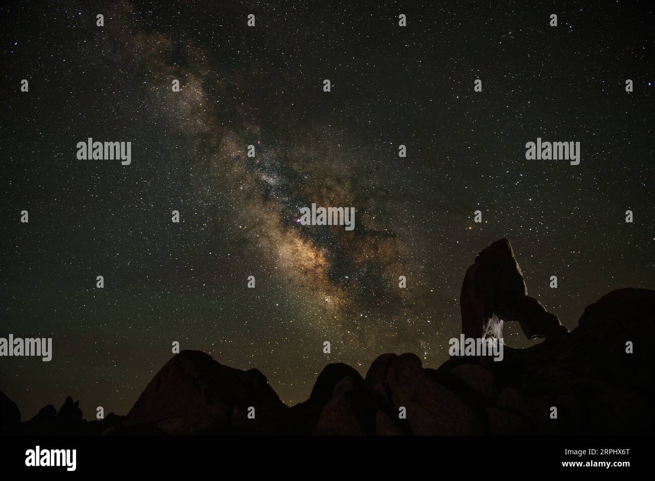 Die Milchstraße über einem Bogen in den Alabama Hills Stockfoto