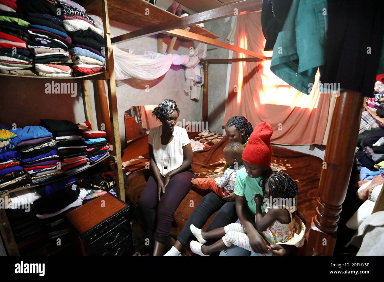 191119 -- NAIROBI, 19. November 2019 -- Banis Wanjiru 1st L spricht mit Kindern im Emmanuel New Hope Waisenhaus in Nairobi, Kenia, am 19. November 2019. Das Emmanuel New Hope Orphanage befindet sich im Soweto Slum in Nairobi. Nach Angaben des Gründers Banis Wanjiru wurden bisher 43 Kinder adoptiert. KENIA-NAIROBI-WAISENKINDER WangxTeng PUBLICATIONxNOTxINxCHN Stockfoto