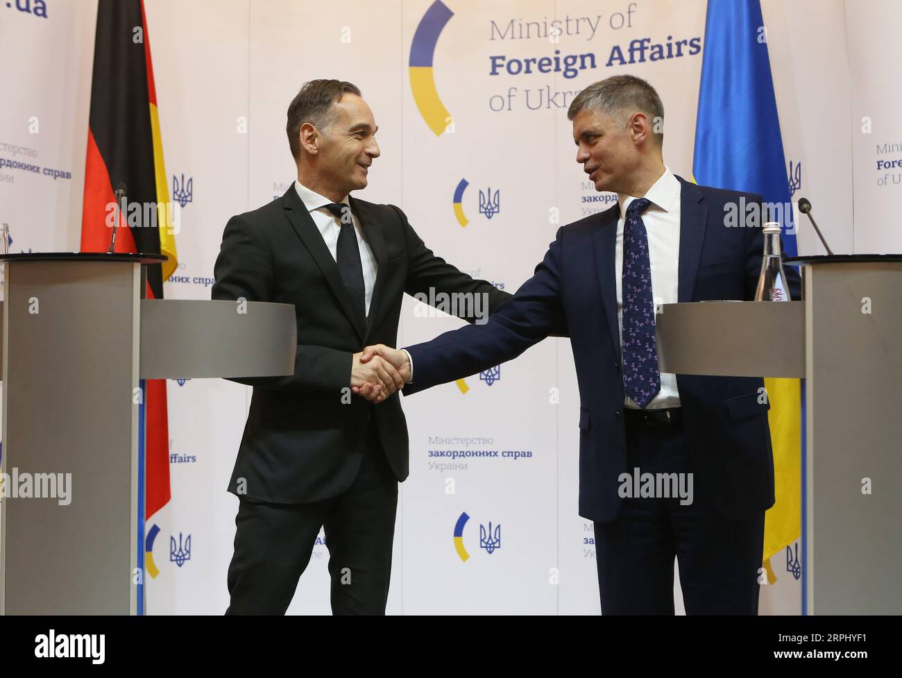 191120 -- KIEW, 20. November 2019 -- der ukrainische Außenminister Vadym Prystaiko R schüttelt mit seinem deutschen Amtskollegen Heiko Maas in Kiew, Ukraine, 19. November 2019. Die Ukraine erwartet klare Bedingungen für die Lösung des Konflikts in der Ostukraine auf dem bevorstehenden Gipfeltreffen im Normandie-Format, sagte der ukrainische Präsident Wolodjmyr Zelenski am Dienstag. Foto von /Xinhua UKRAINE-KIEW-UKRAINE FM-DEUTSCHES GEGENSTÜCK-TREFFEN SergeyxStarostenko PUBLICATIONxNOTxINxCHN Stockfoto