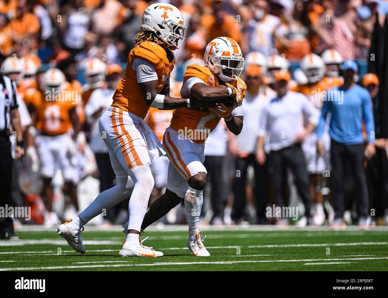 NASHVILLE, TN - SEPTEMBER 02: Tennessee Volunteers quarterback Joe Milton III (7) hands off to Tennessee Volunteers running back Jabari Small (2) during a college football game between the Tennessee Volunteers and the Virginia Cavaliers on September 2, 2023, at Nissan Stadium, in Nashville, TN. (Photo by Bryan Lynn/Icon Sportswire) (Icon Sportswire via AP Images) Stockfoto