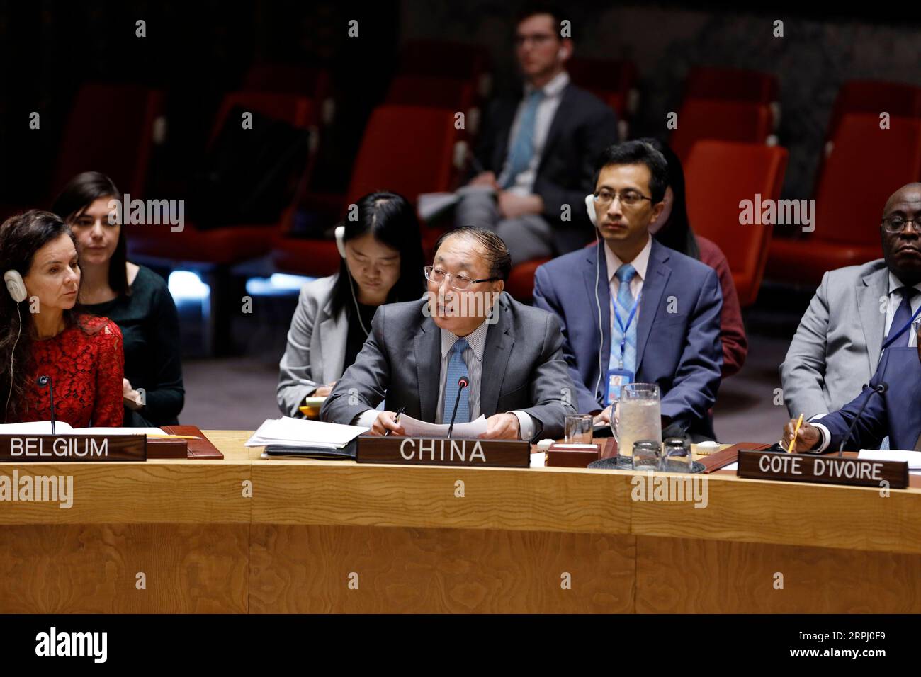 191121 -- VEREINTEN NATIONEN, 21. November 2019 -- Zhang Jun C, der ständige Vertreter Chinas bei den Vereinten Nationen, spricht am 20. November 2019 im UN-Hauptquartier in New York an einer Sitzung des Sicherheitsrats zum palästinensisch-israelischen Konflikt. Zhang Jun forderte am Mittwoch ein Ende unverantwortlicher Rhetorik und Maßnahmen, die den palästinensisch-israelischen Konflikt noch komplizierter machen könnten. UN-SICHERHEITSRAT, PALÄSTINENSISCH-ISRAELISCHER KONFLIKT, CHINESISCHER GESANDTER LIXMUZI PUBLICATIONXNOTXINXCHN Stockfoto