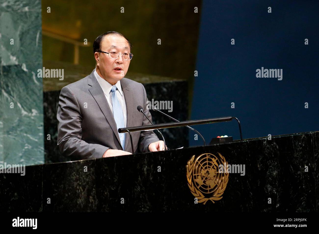 191121 -- VEREINTE NATIONEN, 21. November 2019 -- Zhang Jun, der ständige Vertreter Chinas bei den Vereinten Nationen, spricht vor dem Treffen der UN-Generalversammlung auf hoher Ebene anlässlich des 30. Jahrestages der Verabschiedung der Konvention über die Rechte des CRC für Kinder am 20. November 2019 im Hauptquartier der Vereinten Nationen in New York. Zhang Jun sagte am Mittwoch, dass die Erfüllung der Visionen, die im UN-CRC formuliert wurden, 30 Jahre nach der Verabschiedung des historischen Dokuments eine bergige Schlacht bleibt. UN-GENERALVERSAMMLUNG-CRC-TAGUNG-CHINESISCHER GESANDTER LIXMUZI PUBLICATIONXNOTXINXCHN Stockfoto