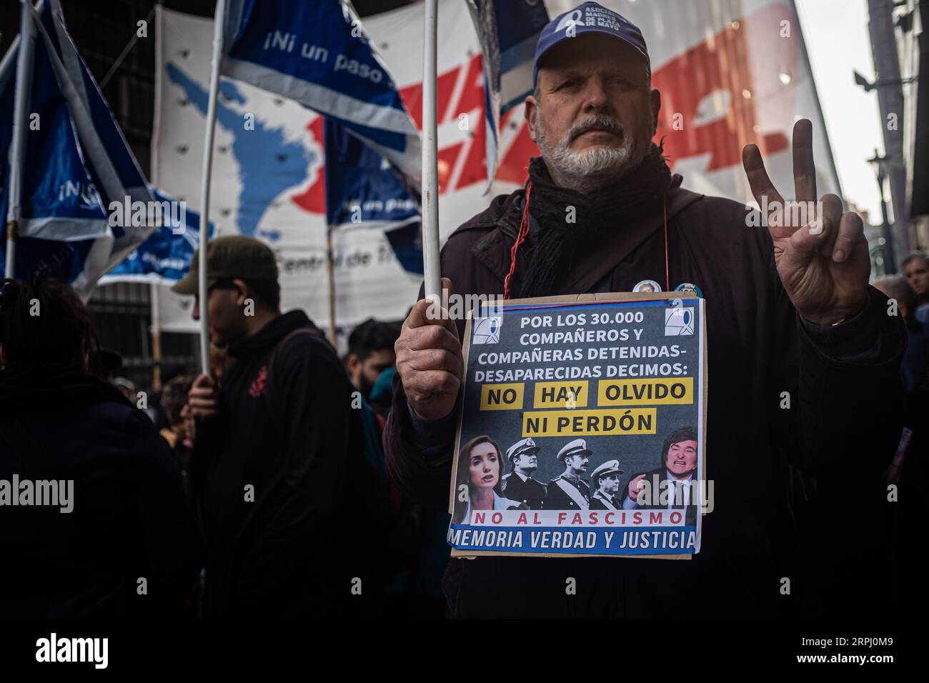 Buenos Aires, Buenos Aires, Argentinien. September 2023. Linke Parteien protestieren gegen die Hommage an die Völkermorde der letzten zivil-militärischen Diktatur in Argentinien. Eine Veranstaltung, die von Victoria Villarruel, Kandidatin für die Vizepräsidentin der Partei La Libertad Avanza (Freedom Advances), organisiert wurde. (Bild: © Daniella Fernandez Realin/ZUMA Press Wire) NUR REDAKTIONELLE VERWENDUNG! Nicht für kommerzielle ZWECKE! Quelle: ZUMA Press, Inc./Alamy Live News Stockfoto