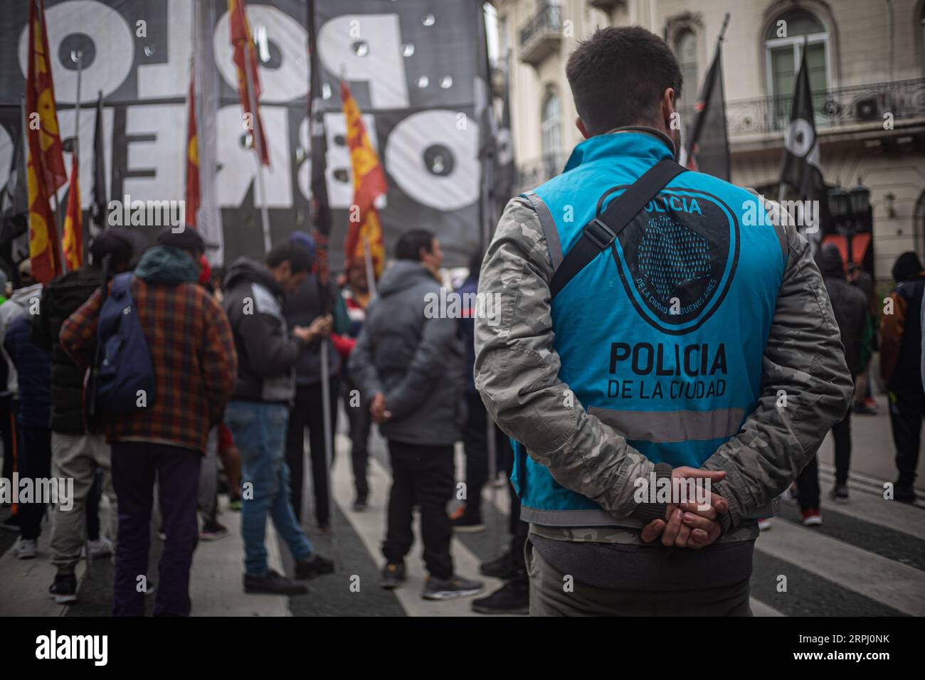 Buenos Aires, Buenos Aires, Argentinien. September 2023. Polizeikräfte sichern die Legislative von Buenos Aires, wo die Hommage an die Völkermorde der letzten zivil-militärischen Diktatur in Argentinien stattfand. Eine Veranstaltung, die von Victoria Villarruel, Kandidatin für die Vizepräsidentin der Partei La Libertad Avanza, einberufen wurde. (Bild: © Daniella Fernandez Realin/ZUMA Press Wire) NUR REDAKTIONELLE VERWENDUNG! Nicht für kommerzielle ZWECKE! Quelle: ZUMA Press, Inc./Alamy Live News Stockfoto