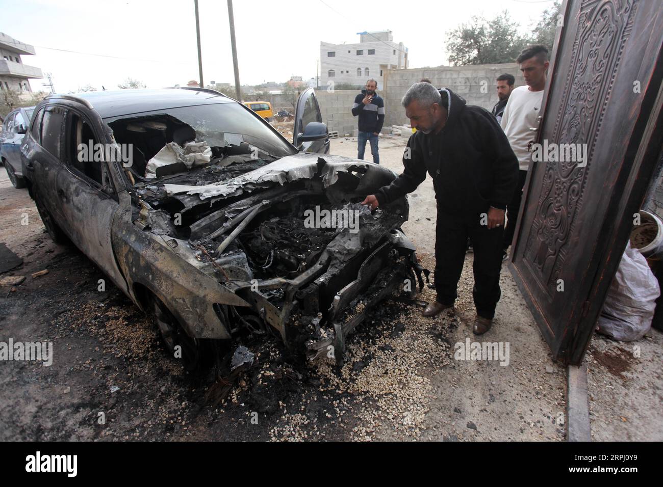 191122 -- NABLUS, 22. November 2019 Xinhua -- Palästinenser schauen sich ein verbranntes Auto im Dorf Majdal Bani Fadel an, südlich der Westjordstadt Nablus, 22. November 2019. Am Freitag sagten palästinensische Quellen, dass israelische Siedler mehrere Dörfer in Nablus überfallen und Dutzende palästinensische Autos verbrannt hätten. Foto von Nidal Eshtayeh/Xinhua MIDEAST-NABLUS-BURNT CARS PUBLICATIONxNOTxINxCHN Stockfoto