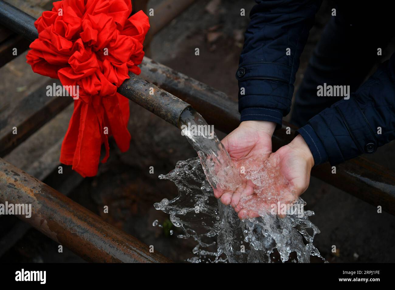 191123 -- PEKING, 23. November 2019 -- Ein Dorfbewohner schöpft Wasser mit Händen, nachdem ein Tiefwasserbrunnen begonnen hat, unterirdisches Wasser im Nanling Village im Yicheng County, 20. November 2019, auszupumpen. Als der Schalter gezogen wurde, sprang Wasser aus 403 Metern Tiefe heraus. Nanling Village's allererster Tiefwasserbrunnen wurde an einem frühen Wintermorgen in Betrieb genommen. In der Vergangenheit hatte sich das Dorf, das sich über die Schluchten des Zhongtiao-Gebirges im Norden Chinas ausbreitete, jahrhundertelang ausschließlich auf Schlammgruben verlassen, um sein wertvolles Trinkwasser zu speichern. Von der Angst vor der Dürre heimgesucht, hatten Generationen davon geträumt, direkt zu handeln Stockfoto