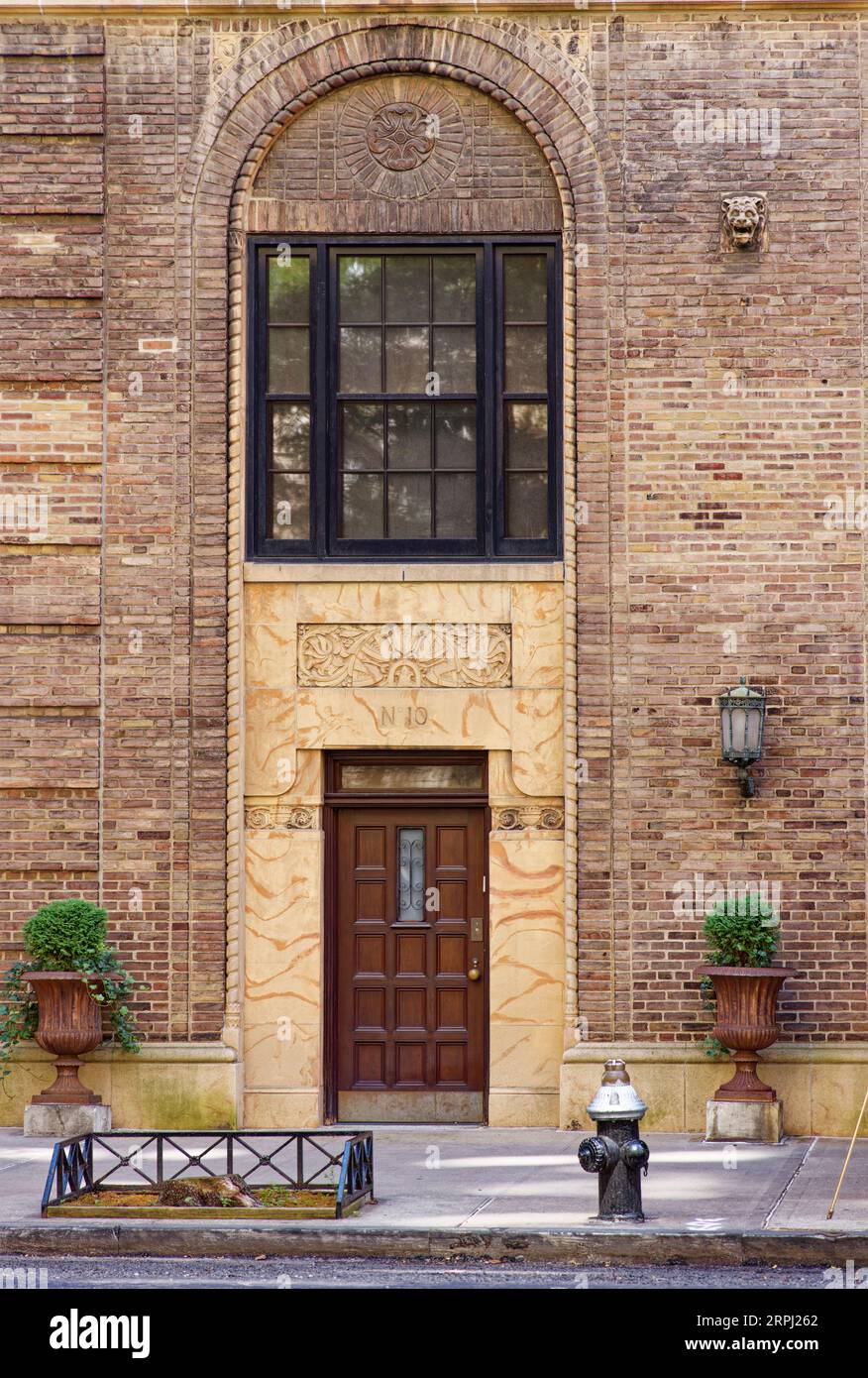 Upper East Side: Rosario Candela entwarf das Wahrzeichen des Apartmentgebäudes an der 8 East 96th Street im Neorenaissance-Stil. Stockfoto