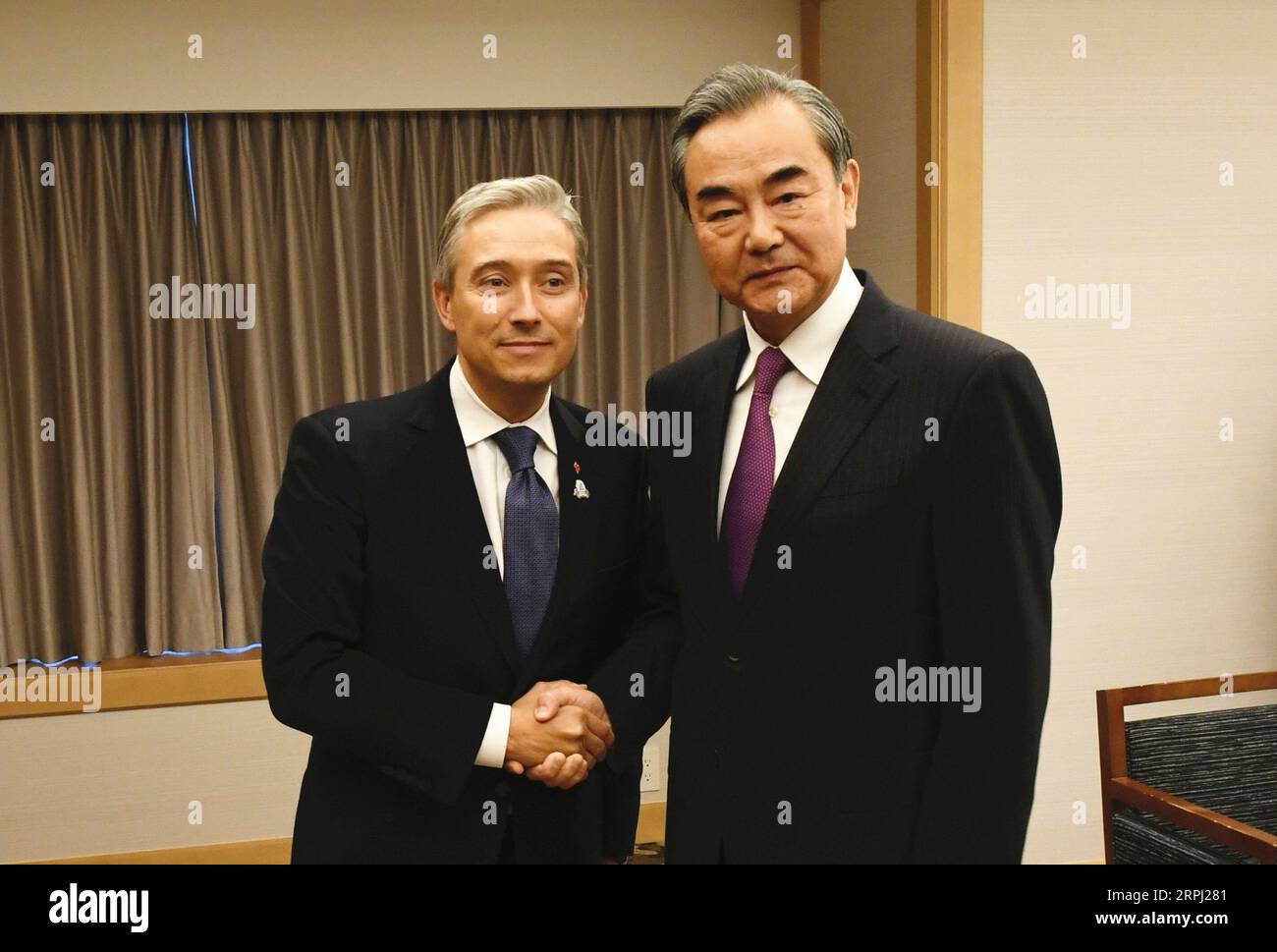 191123 -- NAGOYA, 23. November 2019 -- der chinesische Staatsrat und Außenminister Wang Yi R trifft sich mit dem kanadischen Außenminister Francois-Philippe Champagne am Rande des Treffens der 20 G20-Außenminister in Nagoya, Japan, 23. November 2019. JAPAN-NAGOYA-G20-AUSSENMINISTERTREFFEN-CHINA-WANG YI-CANADA-FM-TREFFEN HUAXYI PUBLICATIONXNOTXINXCHN Stockfoto