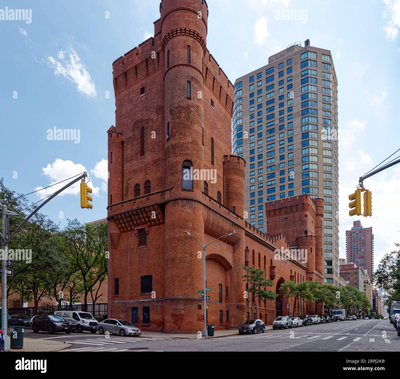 Upper East Side: John R. Thomas entwarf die Squadron A Armory, die 1895 errichtet wurde. Dieser Backsteinrest ist auf dem Campus des Hunter College erhalten. Stockfoto