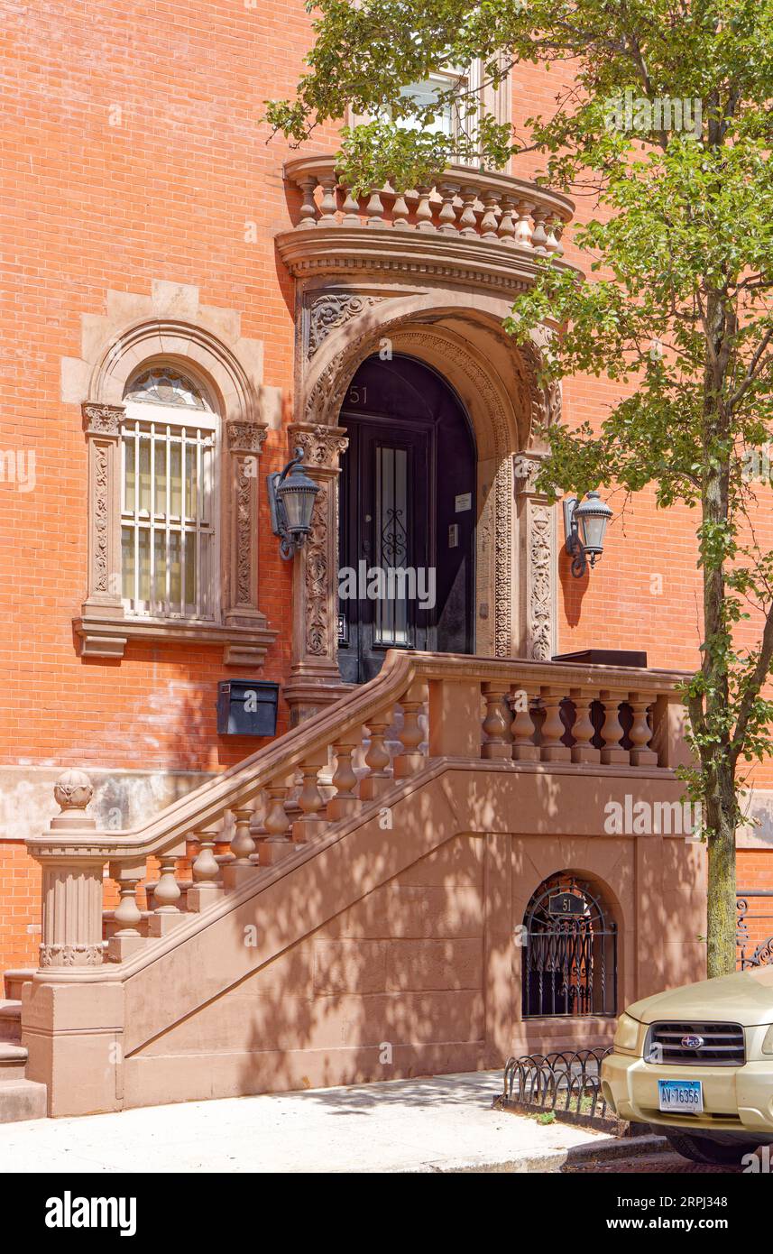 Upper East Side: James E. Ware entwarf dieses denkmalgeschützte, im Queen Anne-Stil gehaltene Ziegel- und Steinhaus, das 1891 an der 51 East 93rd Street errichtet wurde. Stockfoto Upper East Side: James E. Ware entwarf dieses denkmalgeschützte, im Queen Anne-Stil gehaltene Ziegel- und Steinhaus, das 1891 an der 51 East 93rd Street errichtet wurde. Stockfoto